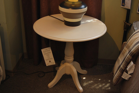 картинка Круглый придиванный столик белого цвета Bree, Ashley от Sohogallery.ru