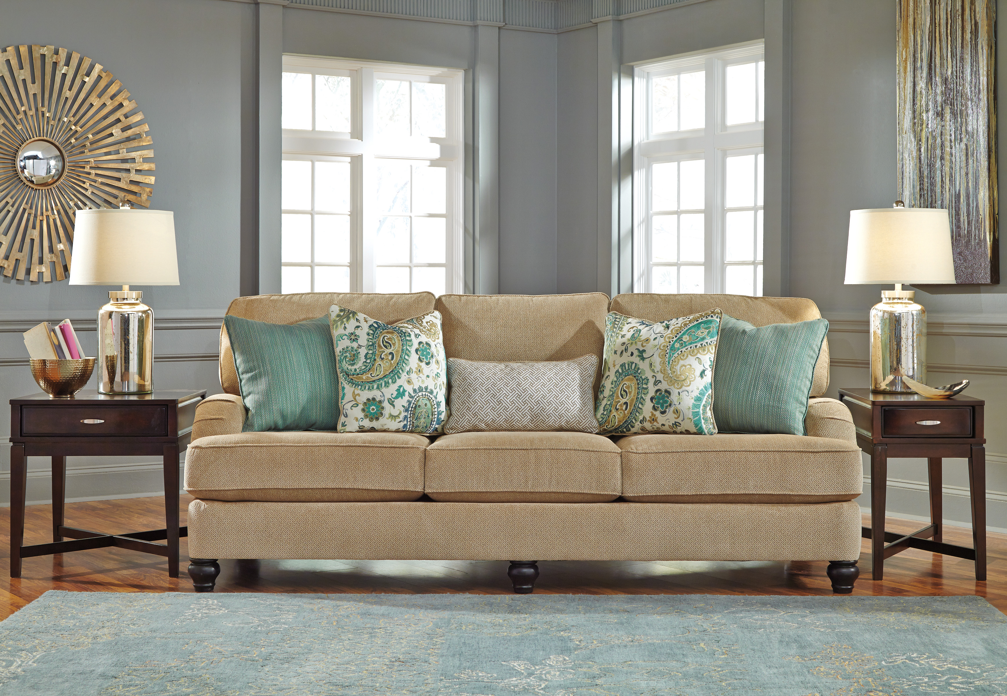 картинка Стильный диван с набором из 5 декоративных подушек Lochian, Ashley от Sohogallery.ru