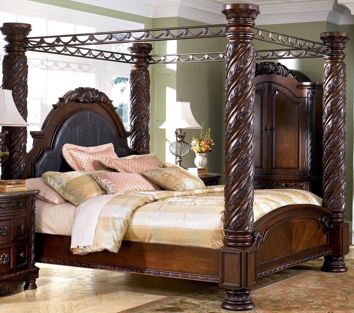 картинка Кровать King Size с массивными резными колоннами North Shore, Ashley от Sohogallery.ru